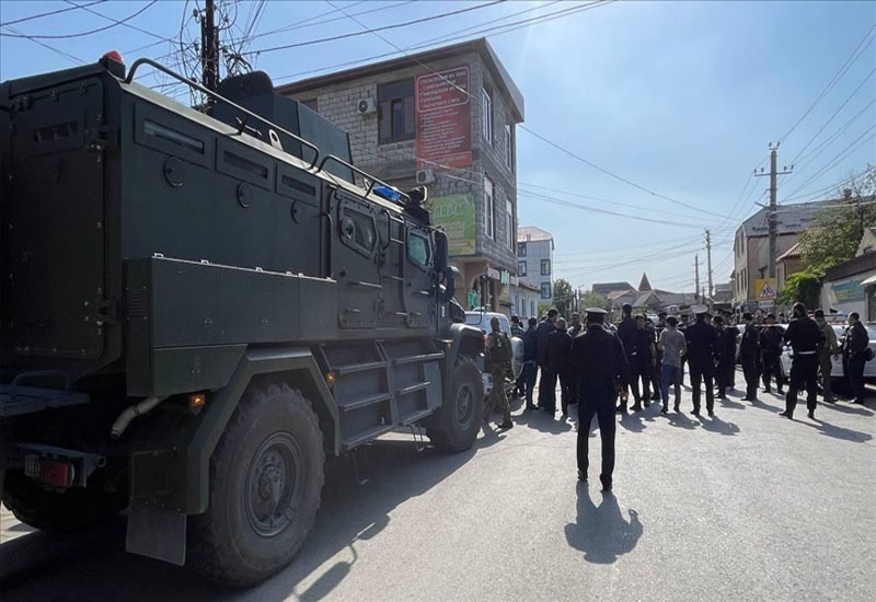 Qonşu ölkədə polislərə silahlı hücum: Ölənlər var - VİDEO